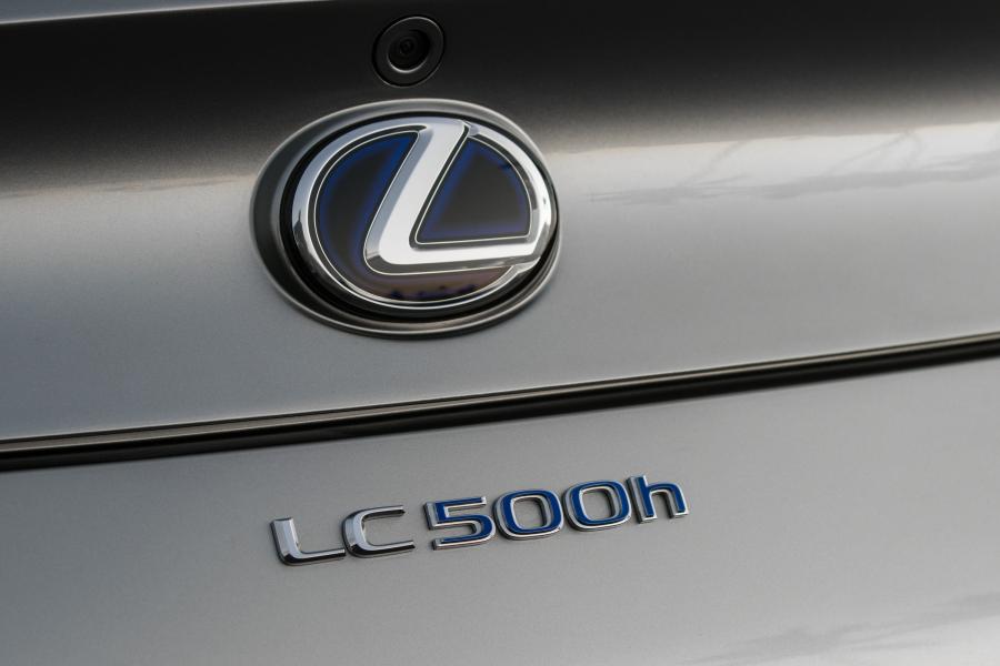 Логотип Lexus LC500h 2017 года  (NA) (фото 11 из 40)